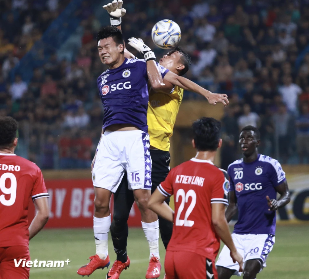 Thủ môn Tấn Trường mắc lỗi trong trận đấu với đội bóng sắp gia nhập, Hà Nội FC. (Ảnh: Nguyên An/Vietnam+)