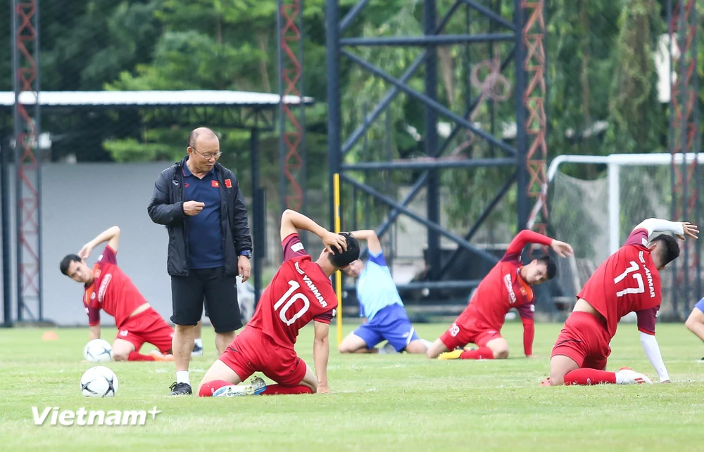 Huấn luyện viên Park Hang-seo hỏi chuyện riêng thoải mái với Công Phượng khi toàn đội đang khởi động. (Ảnh: Nguyên An)