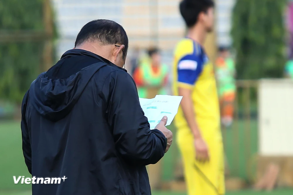 Huấn luyện viên Park Hang-seo nghiên cứu sơ đồ thi đấu 'bí mật' của tuyển Việt Nam ở buổi tập chiều 6/10. (Ảnh: Nguyên An)