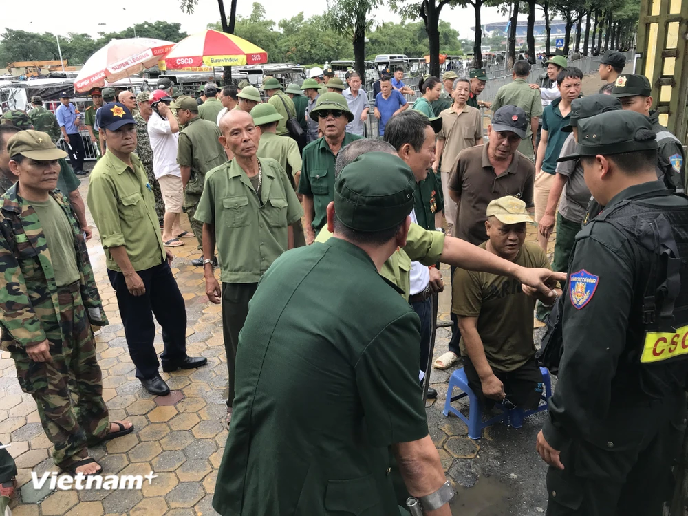 Nhiều thương binh phá cổng trụ sở VFF đòi vé trận Việt Nam-Malaysia