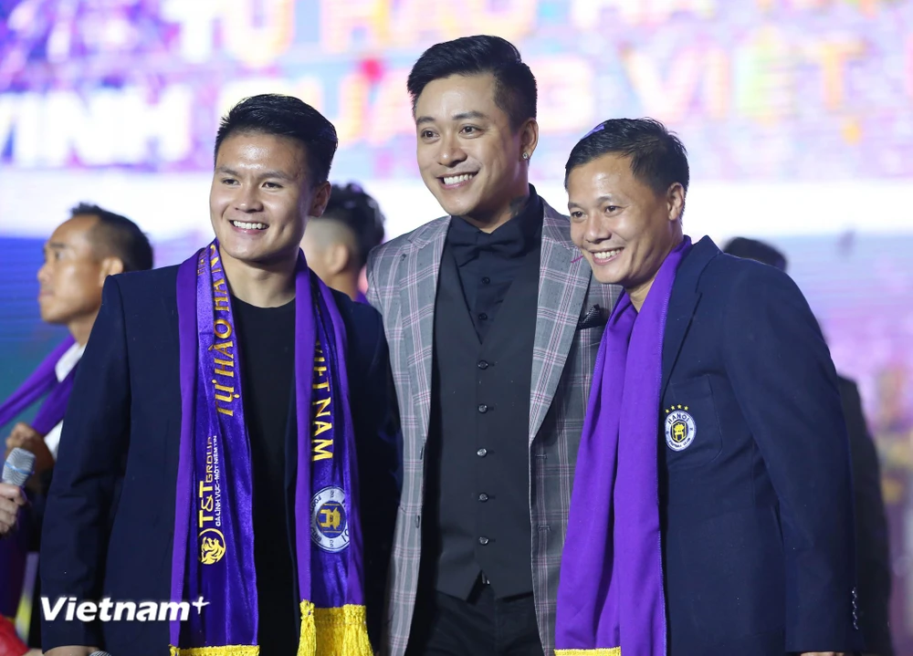 Dàn sao của Hà Nội FC bảnh bao, lịch lãm trong đêm vinh danh