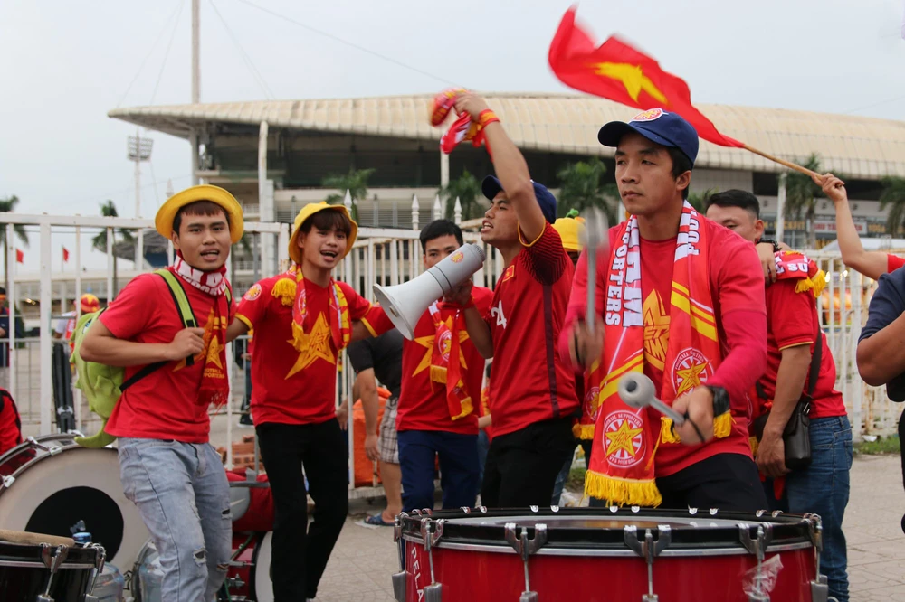 CĐV 'nhuộm đỏ' sân Mỹ Đình, tiếp sức tuyển Việt Nam đánh bại UAE