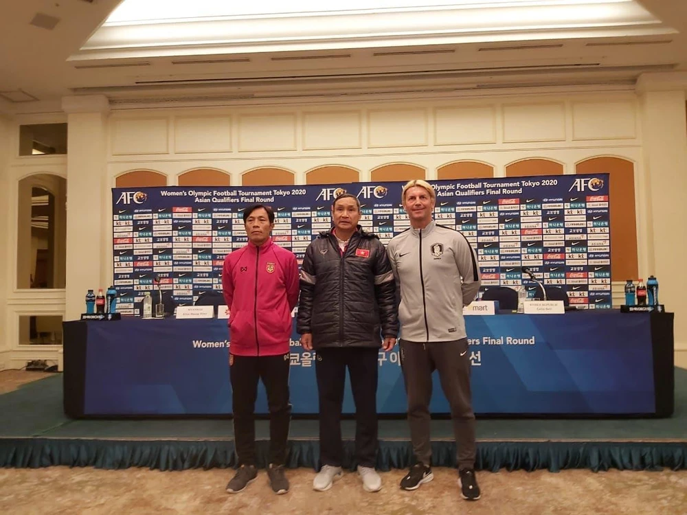 Huấn luyện viên Mai Đức Chung tham dự phần họp báo trước khi vòng loại cuối cùng Olympic Tokyo 2020 khởi tranh. (Ảnh: VFF)