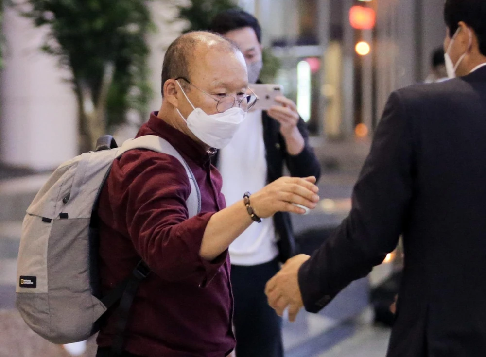 Huấn luyện viên Park Hang-seo đeo khẩu trang tại sân bay Nội Bài sau khi được kiểm tra y tế kỹ lưỡng. (Ảnh: Hiếu Lương) 