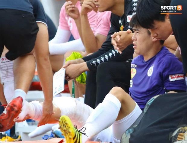 Duy Mạnh gặp chấn thương đầu gối ở trận Siêu cúp Quốc gia 2020. (Ảnh: Hoàng Tùng-Sport5)