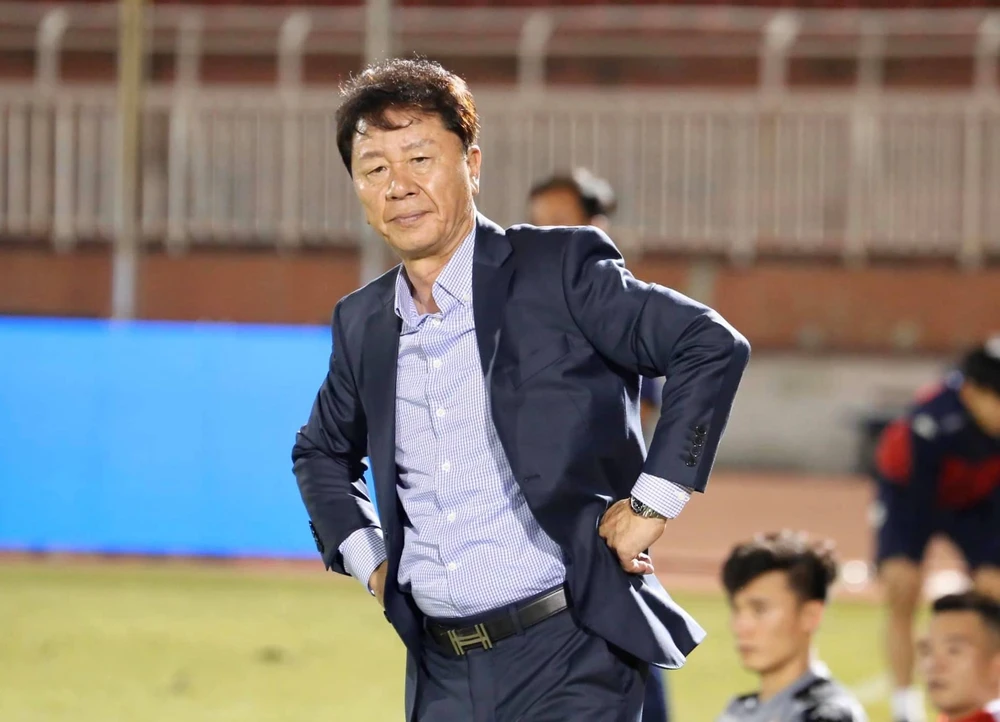 HLV Chung Hae Seong không trách thủ môn Bùi Tiến Dũng sau những sai lầm. (Ảnh: CLB TP.HCM)