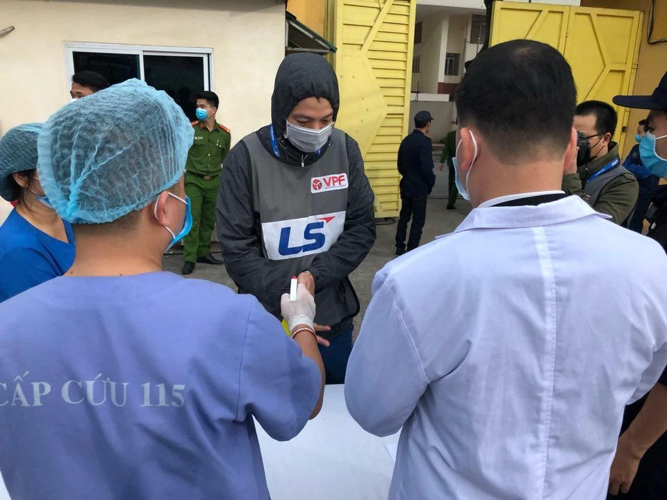 Tất cả những người tham dự trận Hà Nội FC-Nam Định chiều 7/3 được kiểm tra y tế nghiêm ngặt. (Ảnh: Nguyên An/Vietnam+)