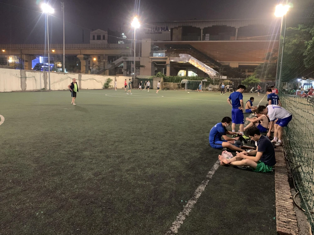 Bóng đá phong trào không phải môn thể thao nên chơi trong mùa dịch COVID-19. (Ảnh: Nguyên An/Vietnam+)