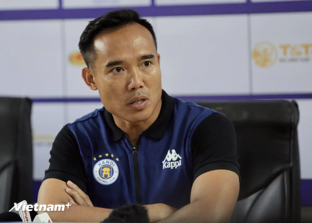 Huấn luyện viên phó câu lạc bộ Hà Nội, ông Nguyễn Công Tuấn coi trọng đối thủ Hoàng Anh Gia Lai. (Ảnh: Nguyên An/Vietnam+)