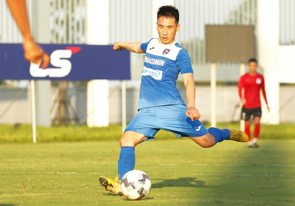 Tiền vệ Hải Huy có sự nghiệp vững chãi ở câu lạc bộ Than Quảng Ninh cùng gia đình êm ấp phía sau sân cỏ ở tuổi 29. (Ảnh: CLB Than Quảng Ninh)