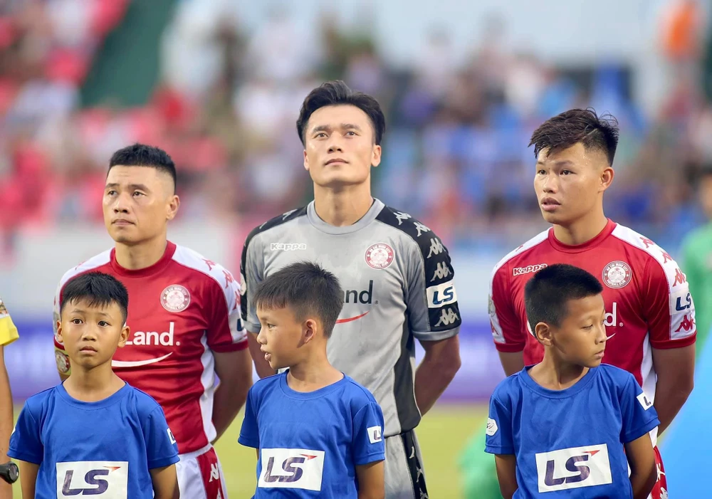 Bùi Tiến Dũng chơi hay, nhiều lần cứu thua xuất sắc trước Than Quảng Ninh ở vòng 9 V-League 2020. (Ảnh: CLB Tp.HCM) 