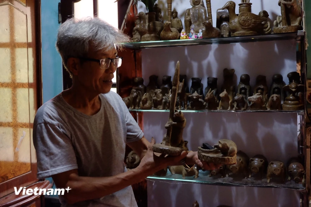Nghệ nhân Phùng Đình Giáp với gần 60 năm làm nghề phỗng đất vẫn luôn đau đáu với nghề truyền thống của cha ông. (Ảnh: Diệp Anh/Vietnam+) 