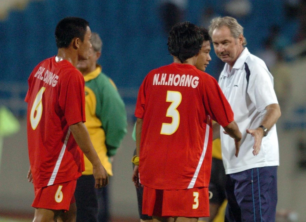 Huấn luyện viên Alfred Riedl khi còn dẫn dắt đội tuyển Việt Nam. (Ảnh: Văn Cường/Vietnam+)