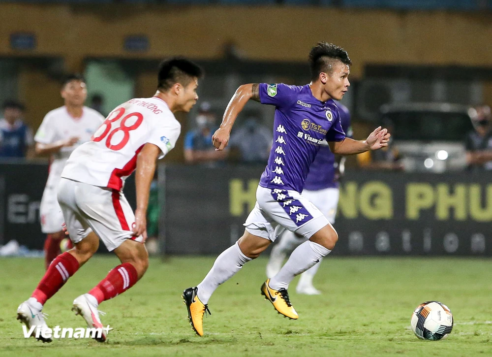 Khi hai đội dẫn đầu bảng xếp hạng tranh giành 3 điểm, Hà Nội FC và câu lạc bộ Thành phố Hồ Chí Minh sẽ “ngư ông đắc lợi” ở vòng 12 V-League. (Ảnh: Hiển Nguyễn/Vietnam+) 