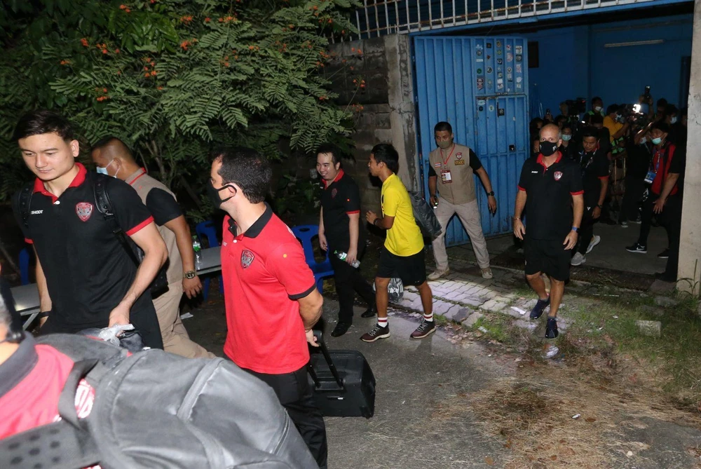 Đặng Văn Lâm cùng Muang Thong United ra về sau khi trận đấu bị hủy vì sự cố mất điện. (Ảnh: SiamSport) 