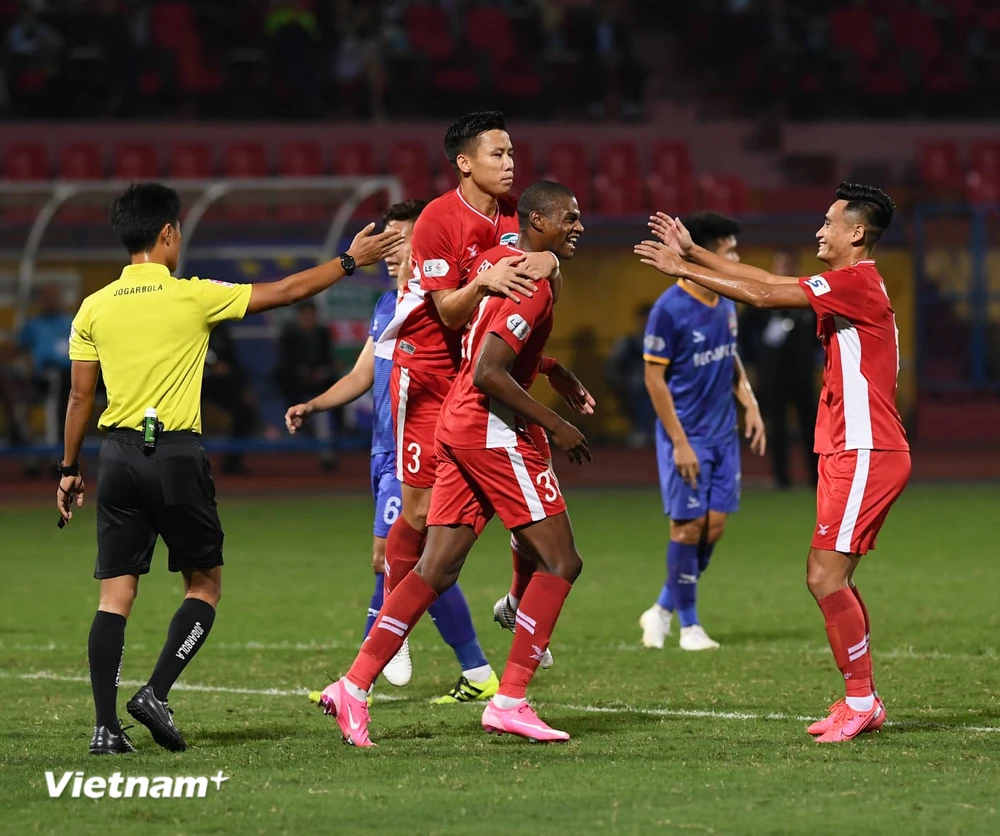 Viettel thắng 1-0 Bình Dương ở vòng 3 giai đoạn hai V-League 2020 để giữ vững ngôi đầu bảng xếp hạng. (Ảnh: Giang Hiển/Vietnam+) 