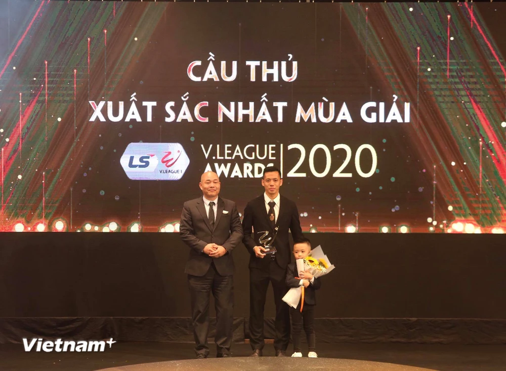 Nguyễn Văn Quyết giành giải Cầu thủ xuất sắc nhất V-League 2020. (Ảnh: CTV/Vietnam+)
