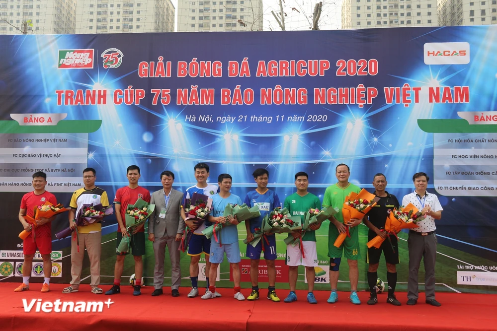 Giải bóng đá Agricup 2020 kỷ niệm 75 năm thành lập Báo Tấc Đất - tiền thân của Báo Nông nghiệp Việt Nam (7/12/1945 - 7/12/2020). (Ảnh: Hùng Võ/Vietnam+) 