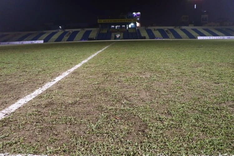 Nhiều sân vận động ở V-League 2021 có mặt cỏ kém chất lượng. (Ảnh: CTV/Vietnam+) 