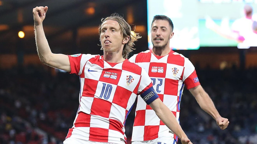Luka Modric một lần nữa khiến người hâm mộ thán phục với cú vảy má ngoài điệu nghệ. (Ảnh: Marca) 