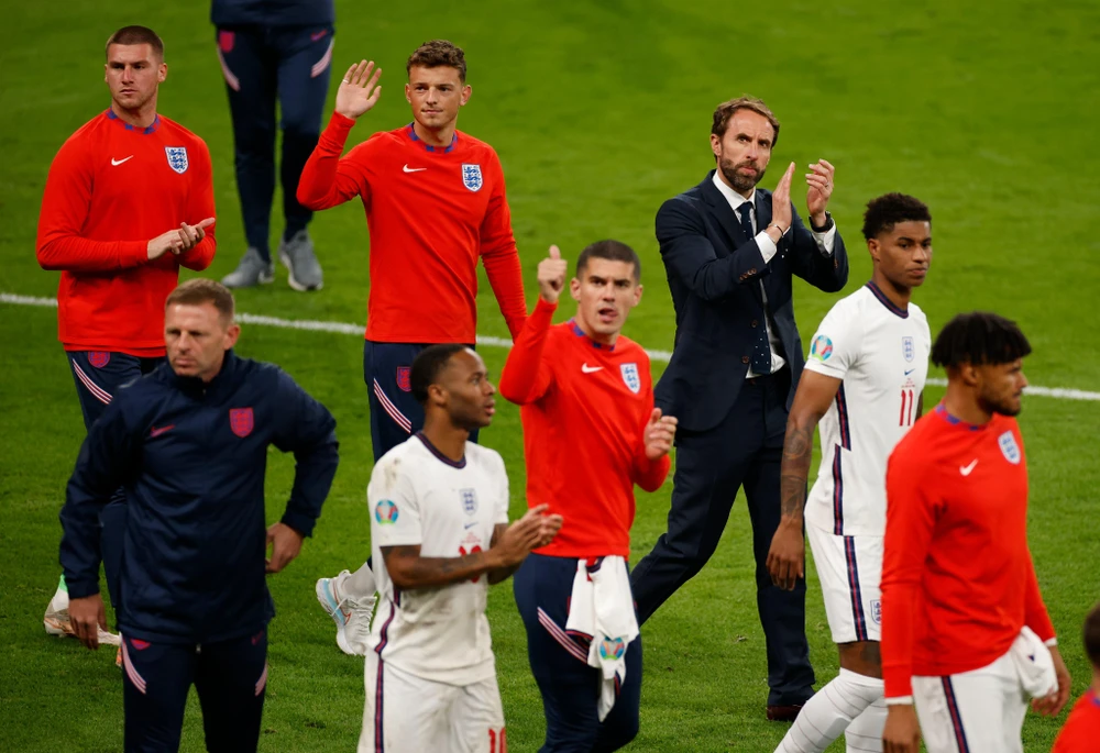 Huấn luyện viên Gareth Southgate và cầu thủ tuyển Anh thất vọng sau khi thua trận chung kết EURO 2020. (Ảnh: UEFA) 