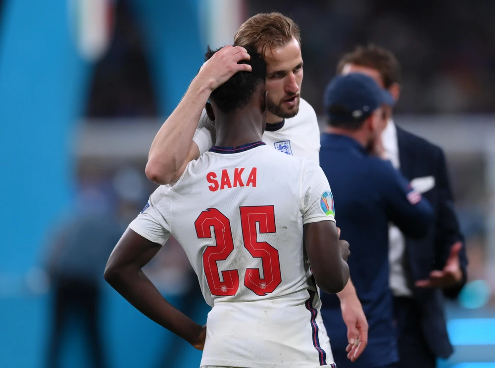 Harry Kane an ủi đàn em Saka sau khi sút hỏng phạt đền ở chung kết EURO 2020. (Ảnh: UEFA) 