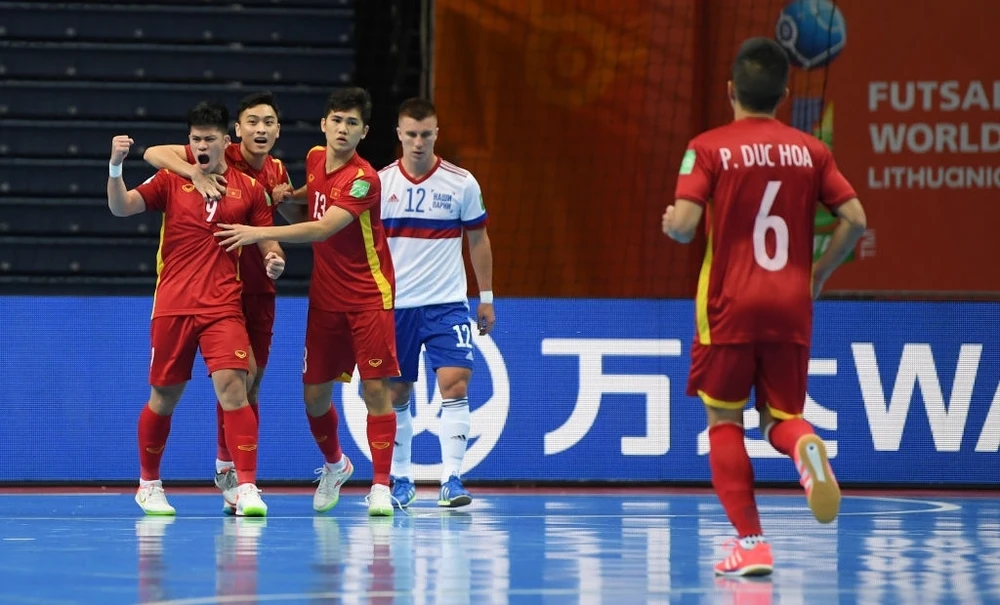 Đội tuyển futsal Việt Nam chơi kiên cường trước Nga. (Ảnh: Getty Images)