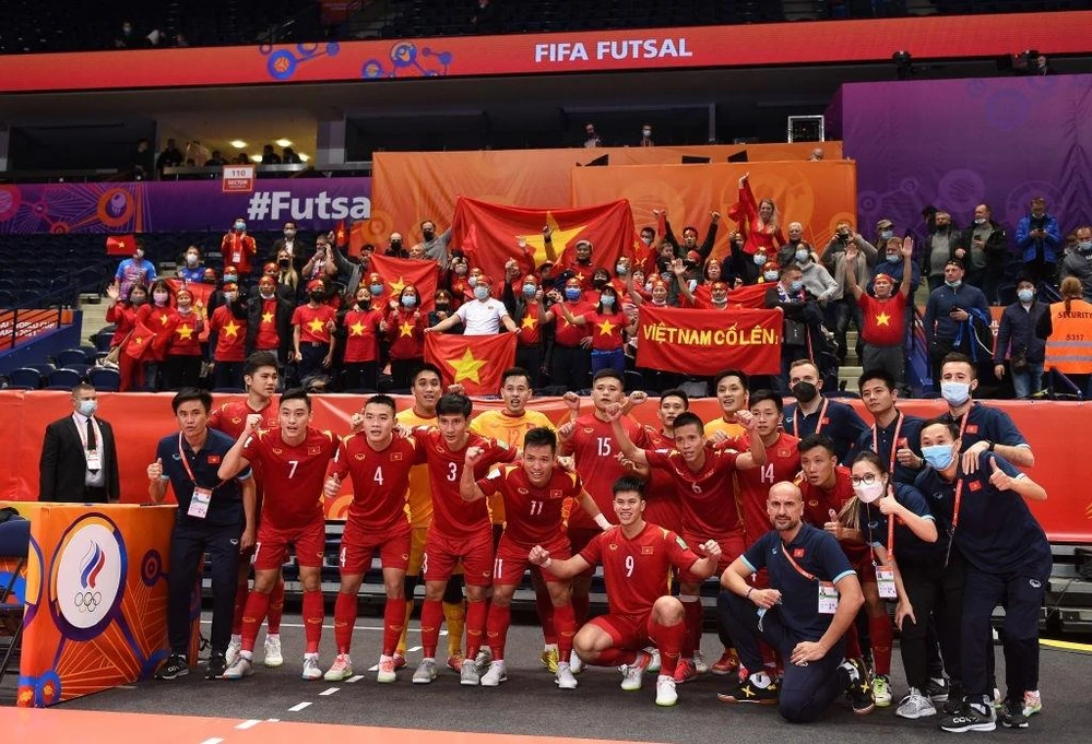 Đội tuyển futsal Việt Nam gửi lời cảm ơn tới người hâm mộ. (Ảnh: Getty Images)