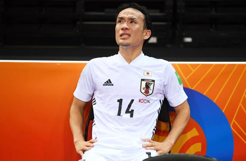 Cầu thủ tuyển futsal Nhật Bản rơi nước mắt khi bị Brazil loại ở vòng 1/8 của FIFA Futsal World Cup 2021. (Ảnh: Getty Images)