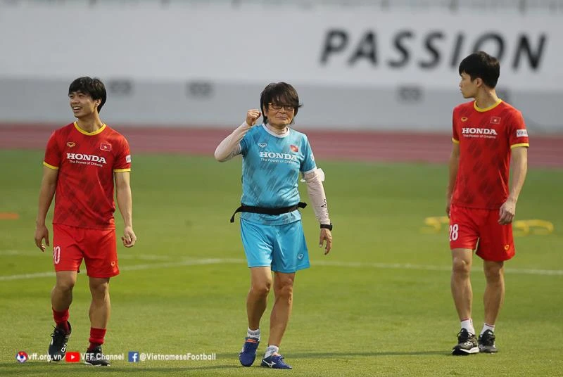 Bác sỹ Choi Yu-young (giữa) chia tay đội tuyển Việt Nam sau 3 năm gắn bó. (Ảnh: VFF) 