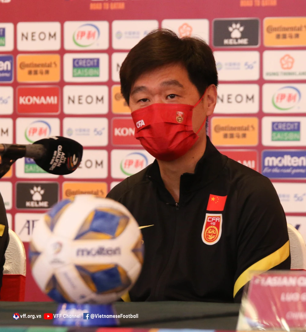 Huấn luyện viên trưởng đội tuyển Trung Quốc, ông Li Xiaopeng. (Ảnh: VFF) 