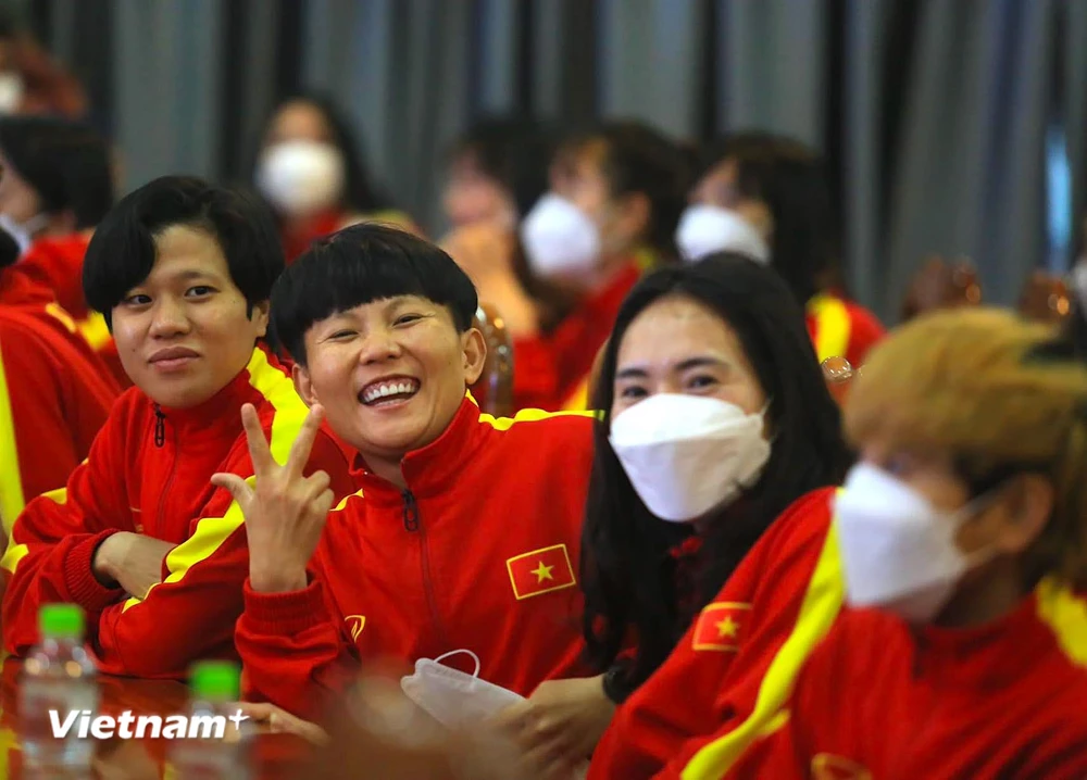 Các cầu thủ của đội tuyển nữ Việt Nam rạng rỡ trong buổi lễ mừng công với thành tích lịch sử. (Ảnh: PV/Vietnam+) 