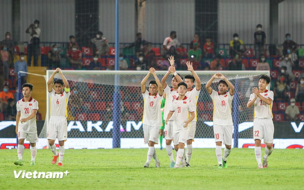 U23 Việt Nam ăn mừng bàn thắng ghi được vào lưới U23 Singapore bằng cách giơ tay cảm ơn người hâm mộ trên khán đài. (Ảnh: VFF) 