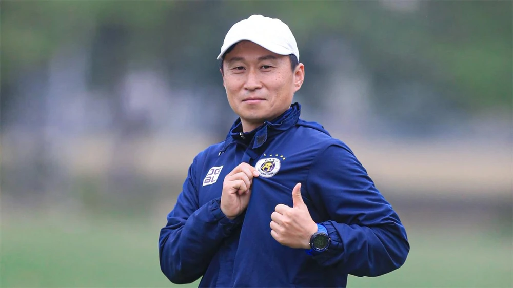 Quyền huấn luyện viên trưởng của câu lạc bộ Hà Nội, ông Chun Jae Ho. (Ảnh: HNFC)