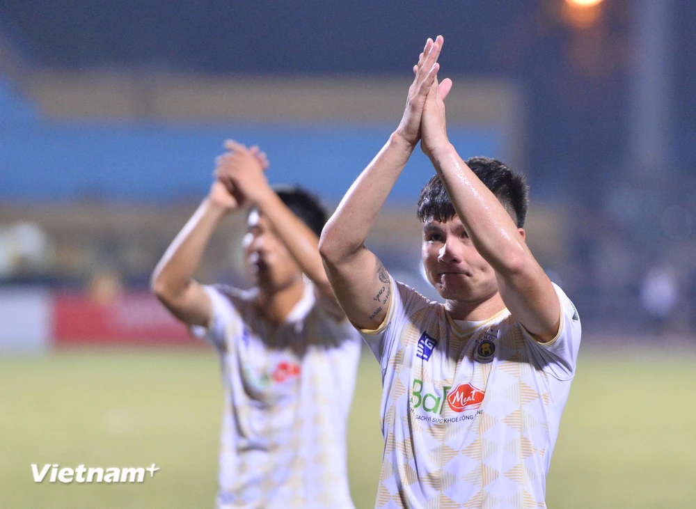Quang Hải xúc động nói lời chia tay cổ động viên Hà Nội FC. (Ảnh: PV/Vietnam+) 