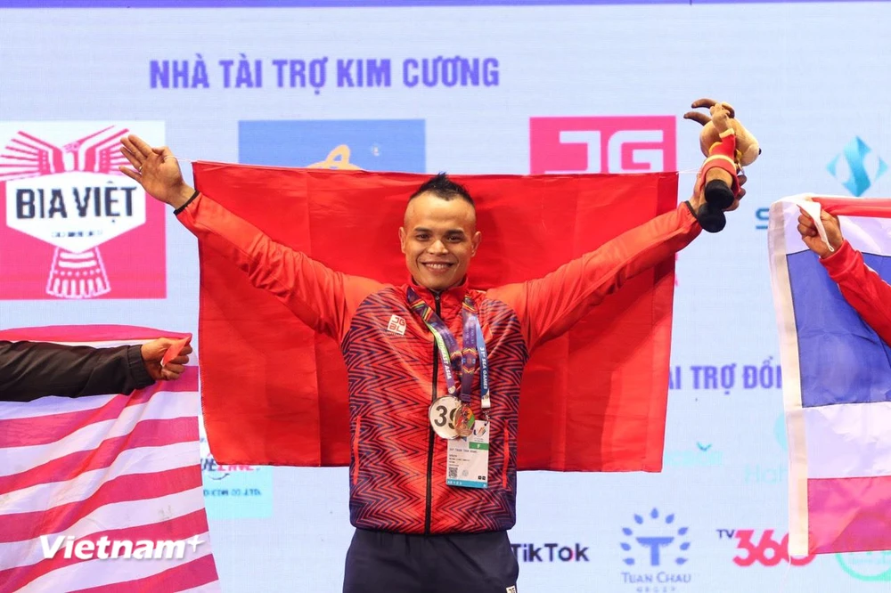 Vận động viên Trần Hoàng Duy Thuận hạnh phúc nhận huy chương vàng SEA Games 31. (Ảnh: PV/Vietnam+) 