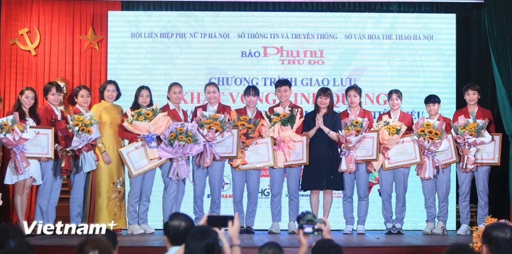 48 nữ vận động viên, 6 nữ huấn luyện viên thuộc đoàn thể thao Hà Nội được vinh danh sau SEA Games 31. (Ảnh: PV/Vietnam+)