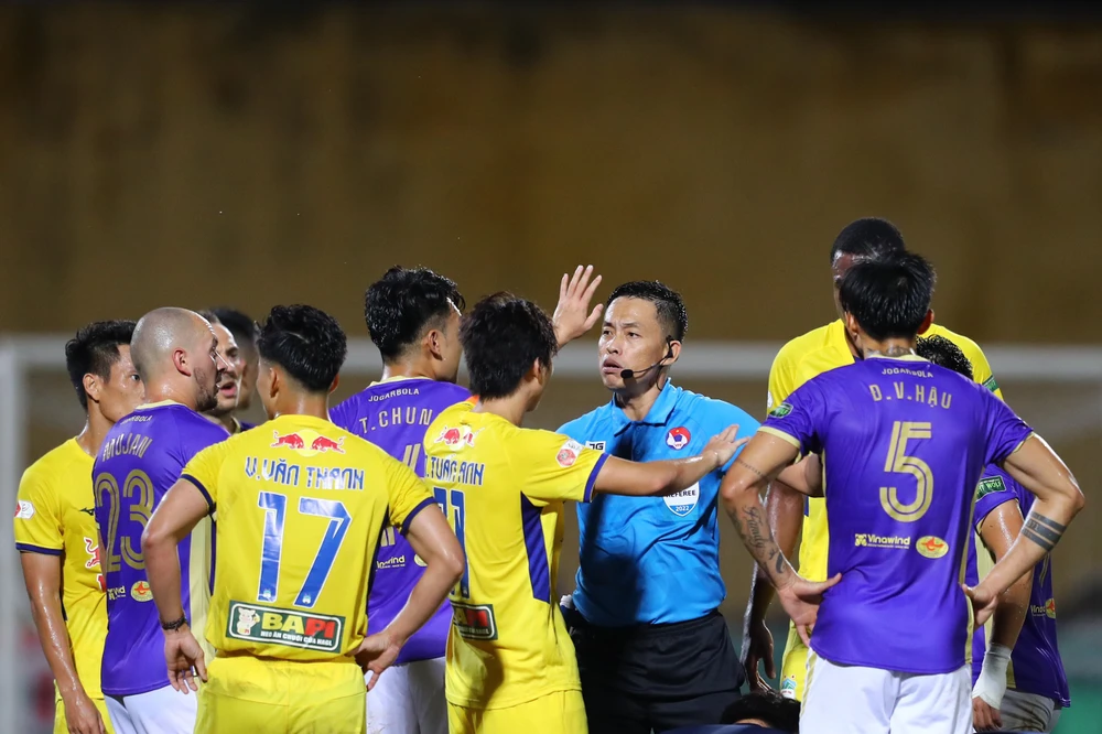 Các sai sót của trọng tài được kỳ vọng sẽ giảm trong giai đoạn lượt về mùa giải V-League 2022. (Ảnh: PV/Vietnam+)
