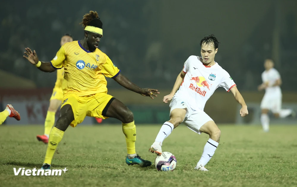Hoàng Anh Gia Lai và Sông Lam Nghệ chỉ còn phấn đấu với mục tiêu lọt vào nhóm 3 đội đứng đầu ở mùa giải 2022. (Ảnh: PV/Vietnam+) 