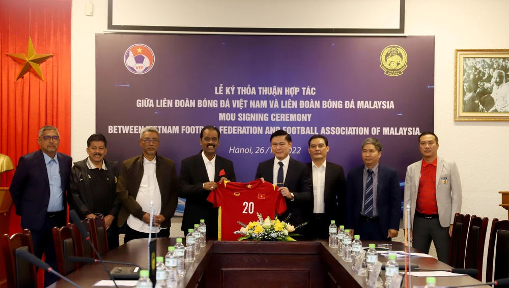 VFF ký kết thỏa thuận hợp tác với FAM tại Hà Nội trước thềm trận đấu Việt Nam-Malaysia tại AFF Cup 2022. (Ảnh: VFF) 
