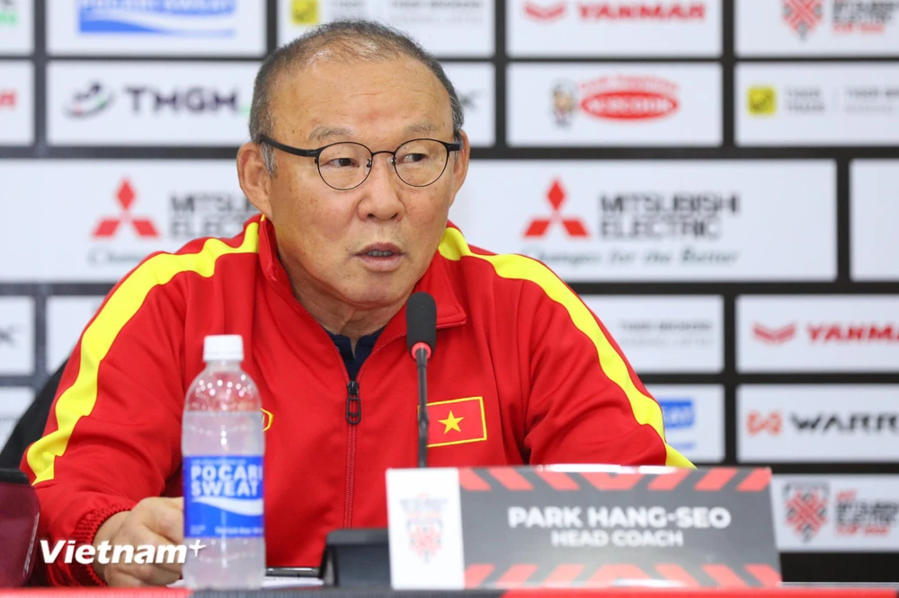 Huấn luyện viên Park Hang-seo tỏ thái độ tự tin trước trận gặp Malaysia trong phòng họp báo. (Ảnh: Hiển Nguyễn/Vietnam+) 