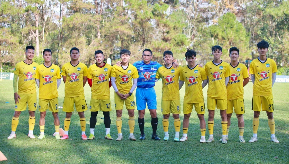 Áo thi đấu và tập luyện của câu lạc bộ Hoàng Anh Gia Lai tại V-League không được in chữ 'nước tăng lực.' (Ảnh: CLB HAGL) 