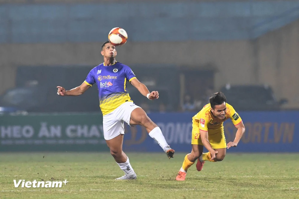 Hà Nội FC và Thanh Hóa cùng bỏ lỡ nhiều cơ hội nguy hiểm để giành chiến thắng trong trận cầu tâm điểm. (Ảnh: PV/Vietnam+) 