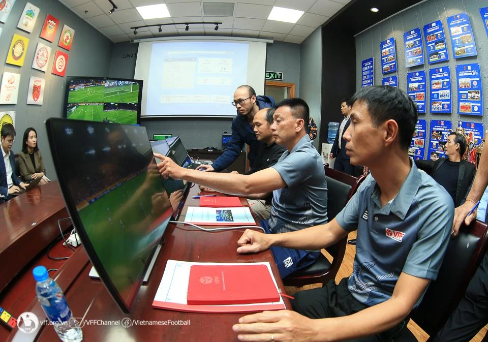 Trọng tài V-League làm với công nghệ mô phỏng trong quá trình tập huấn công nghệ VAR. (Ảnh: VFF) 
