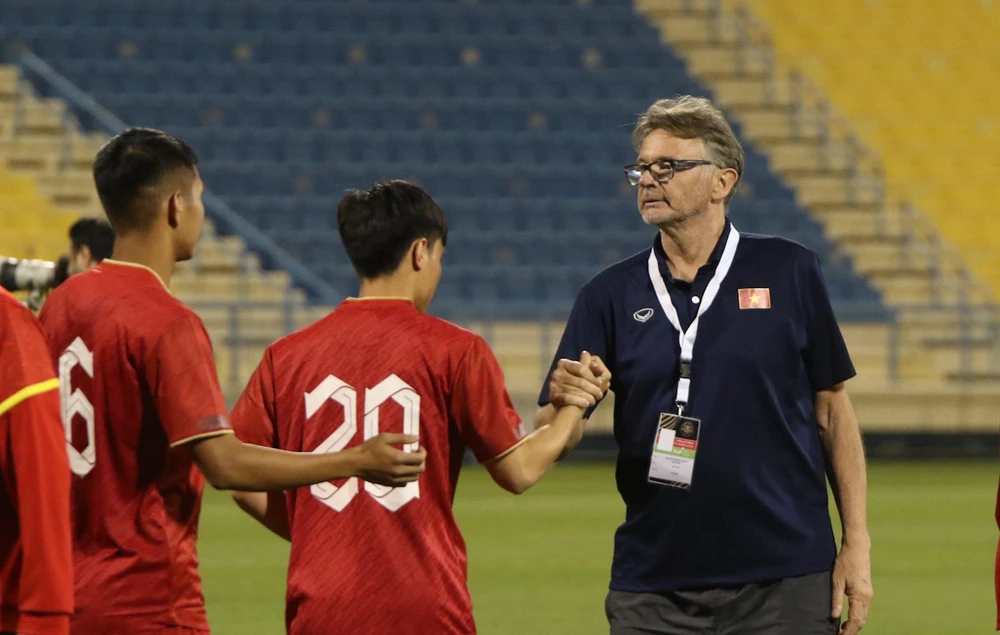 Huấn luyện viên Troussier luôn động viên và bảo vệ cầu thủ U23 Việt Nam sau thất bại. (Ảnh: VFF) 