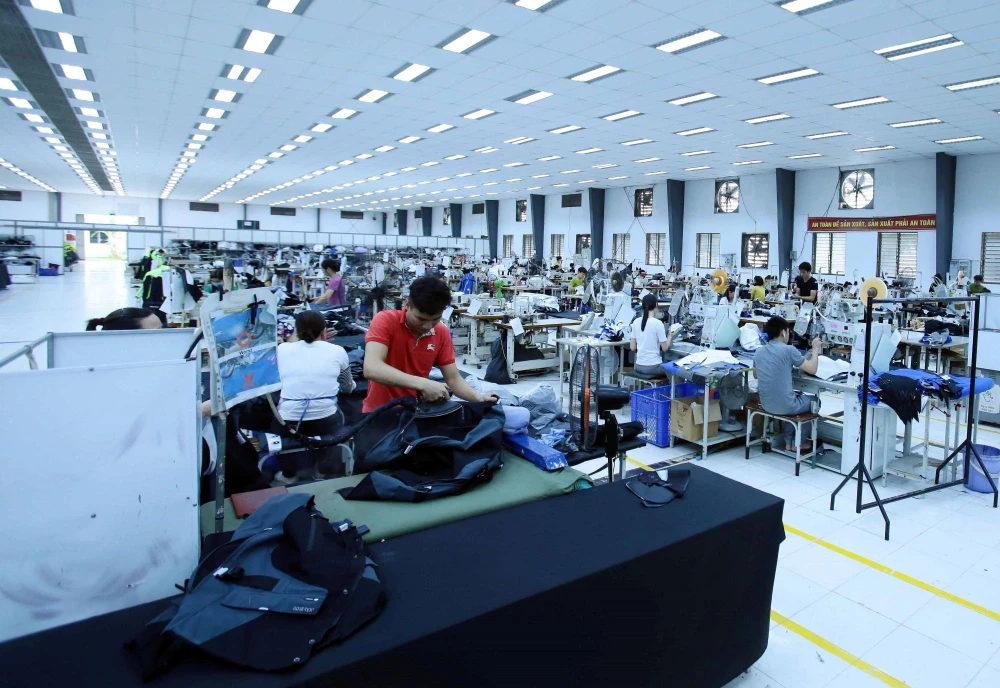 Sản xuất các mặt hàng may mặc xuất khẩu tại Công ty TNHH Kydo Việt Nam có vốn đầu tư Hàn Quốc (Khu công nghiệp Phố nối A, Hưng Yên. Ảnh: Phạm Kiên - TTXVN)