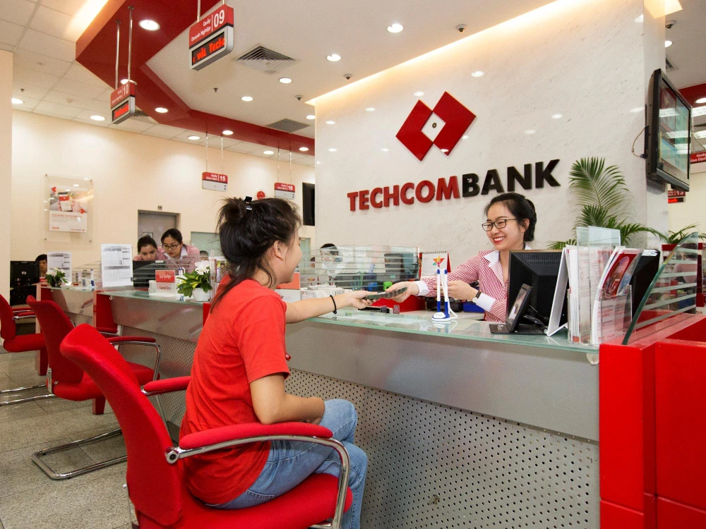 Khách hàng giao dịch tại Techcombank. (Nguồn: CTV)