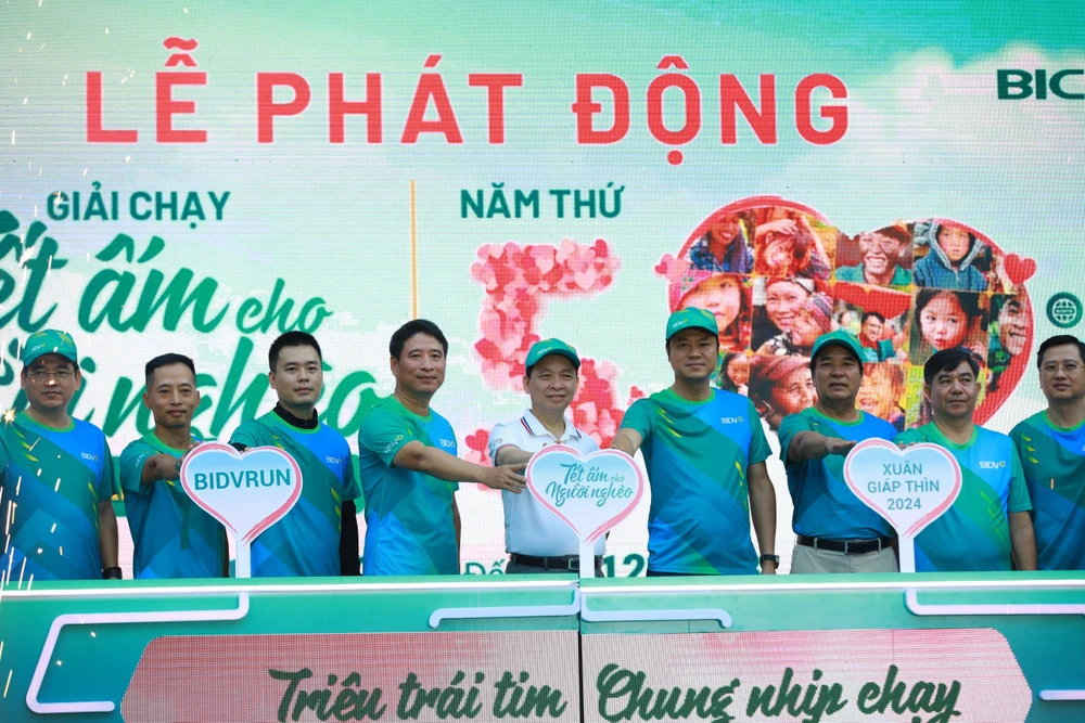 Phó Thống đốc Ngân hàng Nhà nước Đào Minh Tú cùng Ban lãnh đạo BIDV tại lễ phát động giải chạy BIDVRUN. (Ảnh: PV/Vietnam+)