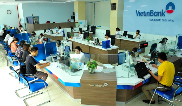 Khách hàng giao dịch tại VietinBank. (Ảnh: PV/Vietnam+)