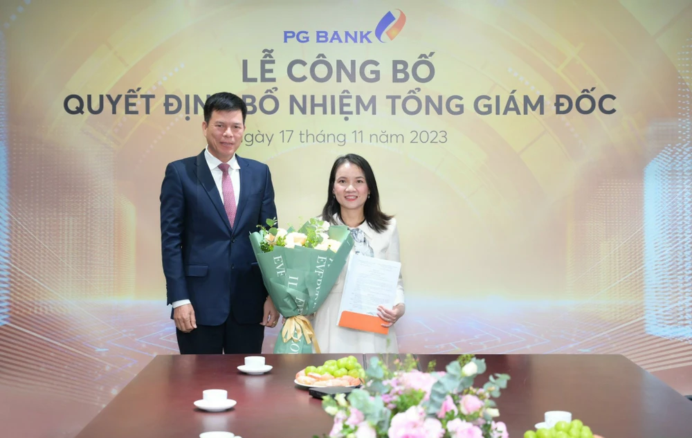 Ông Phạm Mạnh Thắng - Chủ tịch Hội đồng quản trị PGBank trao quyết định bổ nhiệm chức danh Tổng Giám đốc cho bà Đinh Thị Huyền Thanh. (Ảnh: PV/Vietnam+)